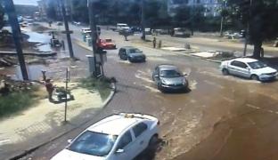 Bulevard inundat în Timișoara, după ce un muncitor a avariat cu excavatorul o conductă cu apă - VIDEO
