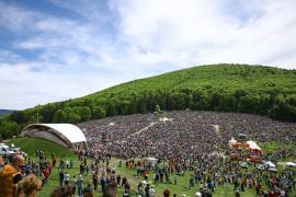 Imagini impresionante la primul pelerinaj după relaxarea restricţiilor. Peste 30 de mii de credincioşi catolici s-au rugat pe dealul de la Şumuleu Ciuc