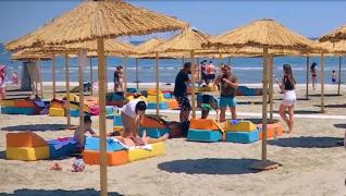 Atmosferă ca în plin sezon la mare. Turiștii s-au relaxat la soare în primul weekend de la începutul programului ”Litoralul pentru toţi”