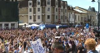 Petrecere de zile mari în centrul Craiovei, după ce Universitatea a câștigat Cupa României. N-au lipsit fumigenele şi sămânţa de scandal