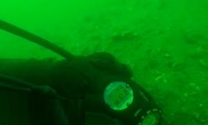 Imagini cu pescadorul găsit pe fundul apei, în Marea Neagră. Ambarcaţiunea nu va fi scoasă deocamdată din apă