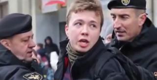 "Aici mă aşteaptă pedeapsa cu moartea". Reacția jurnalistului Roman Protasevici înainte de a coborî din avionul deturnat