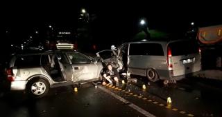 Şofer înţepat de albine, după un accident în Argeş. Roiul l-a atacat pe bărbatul blocat în maşină 