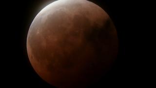 Imagini spectaculoase: Superluna sângerie, singura eclipsă totală de lună din 2021. Urmează eclipsa inelară de Soare