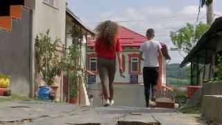 Dramele copiilor care cresc departe de părinţi: "Da! Îmi este greu, ştiu că o să îmi fie dor de ea"