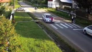 Fată de 12 ani, spulberată pe trecerea de pietoni în drum spre şcoală. Momentul a fost surprins de o cameră de supraveghere