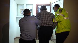 Primar din Dâmboviţa, bătut de un bărbat căruia i-a reproşat că aruncă deşeuri pe câmp