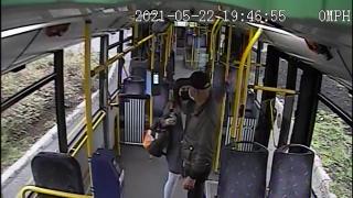 Controlor lovit în mijlocul de transport din Cluj de o tânără prinsă fără bilet. Momentul a fost surprins de camera de supraveghere