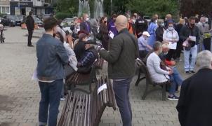 Vaccinarea s-a mutat la piaţă, în Braşov: "Am făcut cumpărături şi am văzut că este coadă la vaccinare şi ne-am oprit şi noi" 