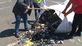 România a devenit ţara gunoaielor. De ce nu reuşeşte statul să oprească mafia deşeurilor ''frumos împachetate'' de străini