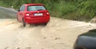 Inundaţiile au făcut ravagii în judeţele Prahova şi Dâmboviţa. Apa de pe versanţi a blocat DN1