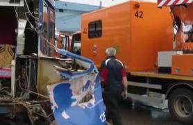 Tramvai aruncat de pe şine de un TIR, în Iaşi. Martorii spun că şoferul ar fi trecut pe roşu înainte de impact