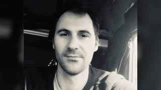 Mihai, şoferul ucis într-o parcare din Franţa sub ochii soţiei, a ajuns acasă. Mama tânărului: "Atât mi-a mai rămas. În rest, nimic"