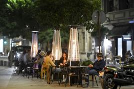 În prima zi de weekend fără mașini, Calea Victoriei a devenit epicentrul distracției. Bucureștenii au ieşit la plimbare sau la terasele din zonă