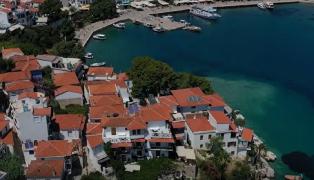 Skiathos, insula din Grecia unde te simţi ca în paradis şi distracţiile sunt pentru orice buzunar