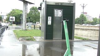 100 dintre cele 130 de toalete publice din Bucureşti, închise pe termen nelimitat. Primăria promite alte toalete