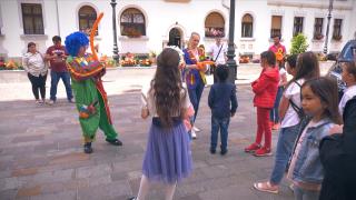 Costumaţi în clovni şi înarmaţi cu baloane, voluntarii unei asociaţii creștine au adus zâmbete pe chipurile copiilor din Oradea