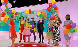 Gaşca Zurli, apariţie cu multe baloane, muzică şi veselie în platoul Observator: "Am dăruit o mie de cadouri copiilor din secţiile de oncopediatrie din toată ţara"