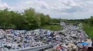 Comuna Drăgăneşti din Prahova, îngropată în tone de gunoaie: "Ar trebui să fie un colţ de natură, e un colţ plin cu deşeuri" - VIDEO