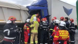 Imagini de groază pe Centura Capitalei, după ce un camion s-a înfipt într-o remorcă. Un şofer a rămas încarcerat