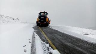Val neobișnuit de frig la început de vară. A nins abundent la munte, iar în restul țării a plouat și a bătut vântul