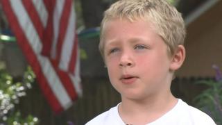 Un băiețel de 7 ani a înotat timp de o oră pentru a cere ajutor pentru tatăl și sora sa, în pericol de înec