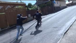 Bărbat din Odorheiu Secuiesc, pus la pământ de polițiști după ce a luat bani de la un bătrân pe care îl șantaja ”Uite banii, filmează banii!”