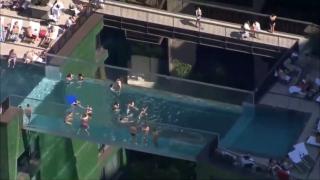 Piscină de infarct în Londra. Se înoată la 35 de metri înălțime, iar bazinul este transparent