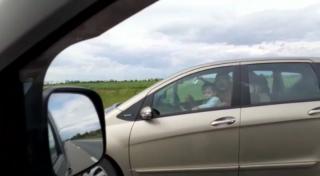 Șofer filmat cu un copilaș în brațe, pe Autostrada București - Pitești. ”Ce faci, mă? Ești tâmpit la cap?”