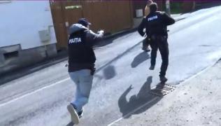 Cum a încercat un tânăr să şantajeze un bătrân din Odorheiul Secuiesc. Bărbatul a fost prins în flagrant de poliţişti