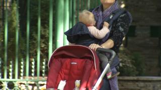 Legea care permite alăptatul în public a fost adoptată de Parlament. Cei care interzic acest lucru riscă amenzi de până la 2.000 de lei