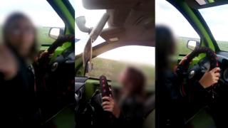 Fetiţă filmată la volan pe un drum din Dolj, în timp ce tatăl îi spune să accelereze: "Calcă pedala!"