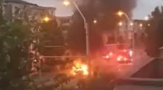 Maşină făcută scrum, după ce şoferul ar fi adormit la volan şi a ajuns cu vehiculul peste un sens giratoriu, în Baia Mare