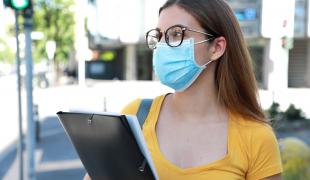 Meditațiile au devenit colacul de salvare al elevilor, după un an de școală online. Studiu: 1 din 4 adolescenți s-a pregătit suplimentar