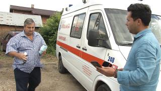 Prima reacție a ambulanțierului care a lăsat o bătrână să urce în genunchi două etaje. Ce riscă bărbatul. ”Şi-a încălcat fişa postului”