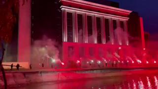 Fanii Rapidului, spectacol pirotehnic, în centrul Capitalei, pentru fetele de la handbal