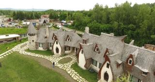 Castelul de Lut "Valea Zânelor", aulă de studii pentru mii de elevi din România