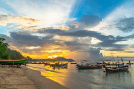 Insula Phuket, redeschisă pentru turiștii vaccinați anti-Covid, de luna viitoare. Cât costă o vacanță în paradisul din Thailanda