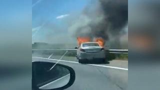 Un Opel Astra a luat foc în mers şi a rămas fără frâne pe autostrada A1. Șoferul și o fată de 17 ani au sărit din mașină