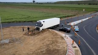 Imagini spectaculoase! Un tir s-a înfipt într-un sens giratoriu din localitatea Șag