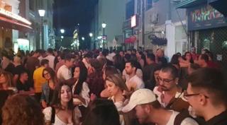 Noapte de distracție în Centrul Vechi al Capitalei. S-a dansat în stradă, ca înainte de pandemie. ”Ne distram și noi, ce putem să facem?”