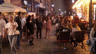 Înfometaţi de distracţie, sute de tineri au luat cu asalt Centrul Vechi al Capitalei. La miezul nopţii, nimeni n-a vrut să plece acasă