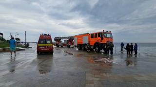 O mamă a căzut peste balustrada de protecţie din faţa Cazinoului Constanţa, încercând să recupereze skateboardul fiicei sale