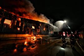 Pompieri din 5 județe s-au luptat ore-n şir cu flăcările care au cuprins fabrica de lângă Timișoara. Structura clădirii s-a topit sub dogoarea lor