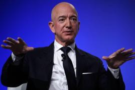 Jeff Bezos va zbura în spațiu pe 20 iulie împreună cu fratele său. Cât costă al treilea loc în racheta New Shepard, scos la licitație