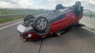 VIDEO Accident pe centura Braşovului. O maşină s-a răsturnat în urma impactului: traficul este blocat