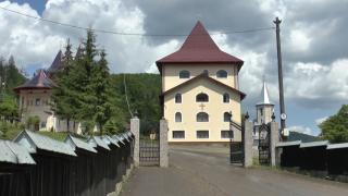 Predică halucinantă într-o mânăstire din Neamţ: "Pielea oamenilor se va umple de solzi din cauza vaccinului". Stareţul şi-a imaginat scenarii de filme de groază: "Vor fi zombie"