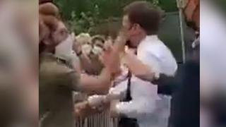 Momentul în care președintele francez Emmanuel Macron a fost plesnit de un bărbat, în timpul vizitei în Drôme