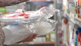 Produsele de unică folosinţă din plastic ar trebui să dispară curând din magazine. România nu pare pregătită pentru schimbare