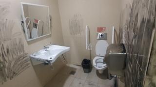 Copilul abuzat de un bătrân, în baia unui mall din Botoşani, salvat de o femeie de serviciu. Angajata a alertat imediat paznicii